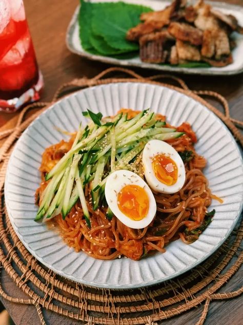 Bibim Guksu: Summer Spicy Korean Cold Noodles Spicy Cold Noodles, Bibim Guksu, Korean Cold Noodles, Fresh Kimchi, Quick Summer Meals, Noodles Spicy, Easy Korean Recipes, Tiffy Cooks, Ginger Salad Dressings