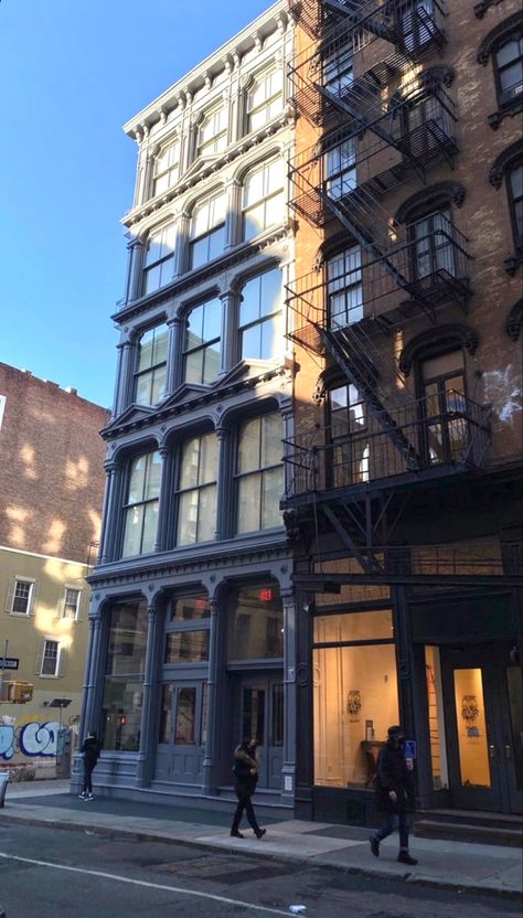 Bloxburg City Apartment, Old New York Aesthetic, Bloxburg Nyc Apartment, New York Bloxburg, Down Town New York, New York City Apartment Exterior, New York Life City Apartments, New York Suburbs Aesthetic, Nyc Aesthetic Buildings