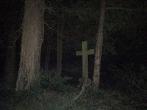 anna--ahha Creepy Core, Creepy Pictures, Southern Gothic, Gothic Aesthetic, A Cross, Grunge Aesthetic, Graveyard, In The Woods, Dark Aesthetic