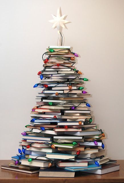 Very Merry Vintage Syle: How to Make a Christmas Tree with Books Christmas Tree Out Of Books, Unusual Christmas Trees, Christmas Picture Books, Book Christmas Tree, Book Christmas, How To Make Christmas Tree, Alternative Christmas, Creative Christmas Trees, Alternative Christmas Tree