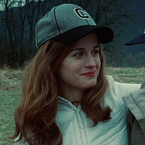 Preppy Couple, Twilight Screencaps, Dr Cullen, Esme Cullen, Twilight Dr, Elizabeth Reaser, The Flying Nun, Twilight 2008, Twilight Cast