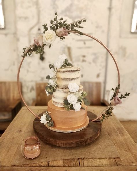 Wedding Cake Hoop Stand, Cake Ring Stand, Boho Cake Stand Wedding Ideas, Wedding Hoop Decorations, Wedding Cake Stand Ideas, Wedding Cake Hoop, Cake Hoop Stand, Cake Hoop, Rustic Cake Stand