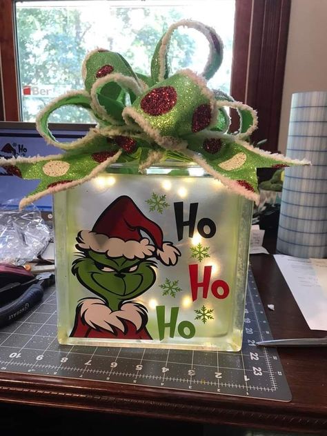 Grinch Centerpiece, Grinchmas Decorations, Christmas Stocking Stand, Christmas Glass Blocks, Diy Grinch, Diy Natal, Grinch Crafts, Grinch Decorations, Christmas Wreath Craft