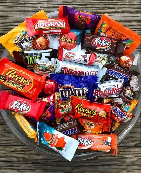 Assorted Candy Bars Snacks Aesthetic, American Snacks, Snack Shack, Small Meaningful Tattoos, Pumpkin Caramel, Clothing Diy, Gluten Free Snacks, Favorite Snack, Fun Snacks