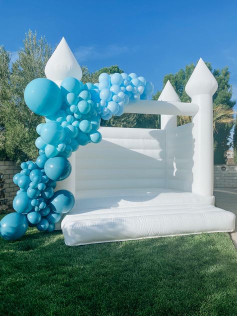 Jumping Castle Party Ideas, Balloon Garland On Bounce House, Bounce House Balloon Garland, Pastel Bounce House, Bouncy Castle With Balloons, White Castle Inflatable, Kids Party Rentals, Inflatable Castle, Jumping Castle