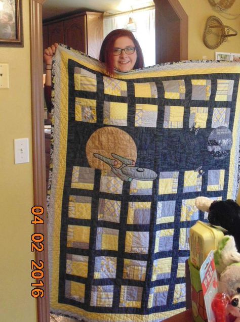 Star Trek Quilt Patterns, Star Trek Quilt, Star Trek Star Wars, Star Wars Quilt, Star Wars Fabric, To My Niece, Quilt Star, Fabric Panel Quilts, Diy Projects Gifts