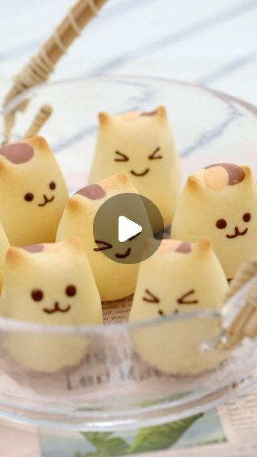 Cute Desserts Recipes, Cat Shaped Desserts, Cat Pastries, Tasty Videos Desserts, Kawaii Food Recipe, Cat Shaped Bread, Animal Mochi Food, Animals Cookies, Kawaii Dessert Japanese Sweets