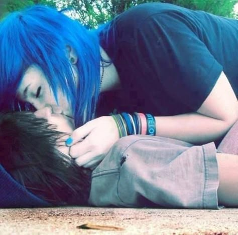 Emo Kiss Kiss Cute Emo Couples, Emo Couples, Emo People, Animes Emo, Emo Love, Emo Aesthetic, Satin Bluse, L Lawliet