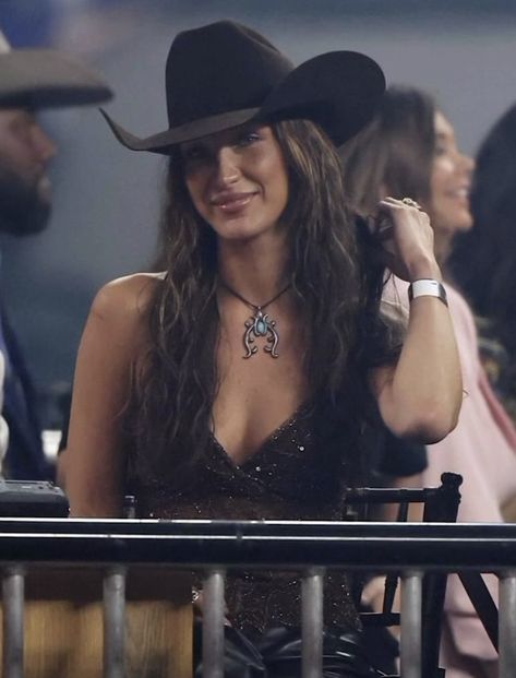 Cowgirl Face Claim, Bella Hadid Cowgirl, Western Photoshoot Outfits, Western Hairstyles, Cowgirl Hair, Foto Cowgirl, Cowgirl Style Outfits, Cowgirl Aesthetic, Nashville Outfits