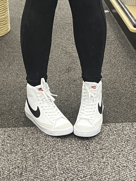 Leggings And Nike Blazers, Vuse Alto Aesthetic, Nike Jordan Mujer, Tenis Aesthetic, Nike 77, Blazer Mid 77 Outfit, Nike Blazer Outfit, Nike Blazers, Preppy Shoes