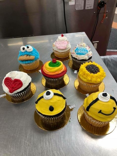 Mega Cupcake Ideas, Jumbo Cupcake Ideas, Celebration Cupcakes, Jumbo Cupcakes, Jumbo Cupcake, Fun Cupcake Recipes, Birthday Sheet Cakes, Kinds Of Desserts, Sheet Cakes