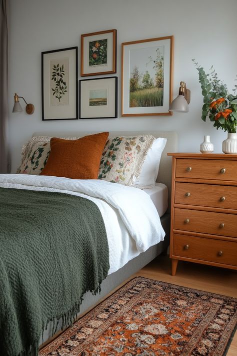 15 Top Tips for a Sage Green and Blush Bedroom – Everyday Inspo Small Room Color Ideas, Guest Room Ideas Cozy, Green And Blush Bedroom, Sage Green And Blush Bedroom, Bed Ideas Aesthetic, Apartment Bedroom Aesthetic, Women Bedroom Ideas, Master Bedrooms Decor Cozy, Primary Bedroom Ideas