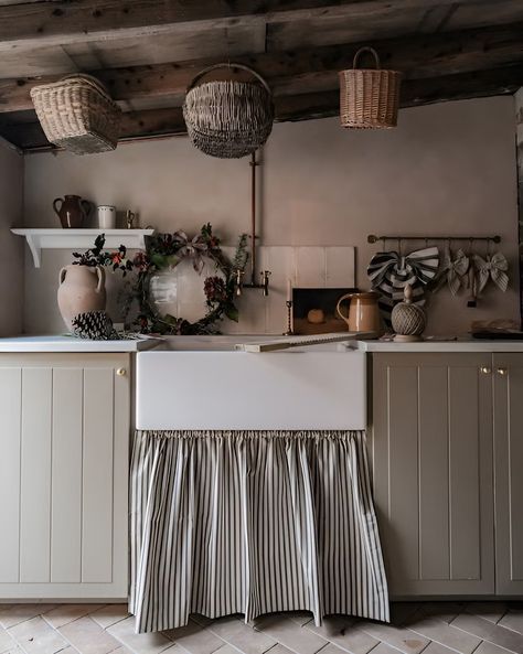 Farmhouse sink skirt by Tori Murphy Country Kitchen Inspiration, Utility Room Storage, Sink Skirt, Ceiling Storage, Natural Stone Flooring, Boot Room, Home Inspo, Chic Interior, Cafe Curtains