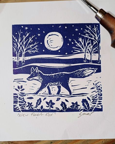 Fox on a wintery evening #fox #foxlinoprint #wildlifelinoprint #inspiredbywildlife Fox Lino Print, Printmaking Animals, Fox Lino, Fox Linocut, Linocut Illustration, Linocut Printing, Dyi Art, Lino Cuts, Linocut Printmaking