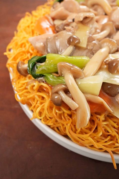 Chicken Chow Mein (Hong Kong Style) - CJ Eats Recipes Hong Kong Chow Mein, Crispy Chow Mein Noodles, Cj Eats, Kong Recipes, Pan Fried Noodles, Chicken Breast Crockpot Recipes, Cooking Chinese Food, Crockpot Chicken Breast, Chow Mein Recipe