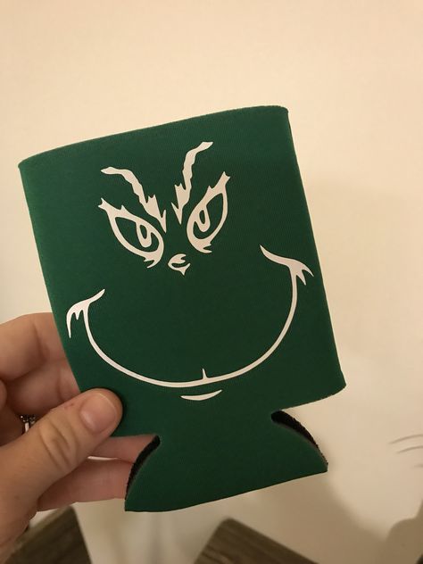 Grinch koozie Koozie Vinyl Ideas, Christmas Koozie Ideas, Christmas Koozie Ideas Vinyl, Christmas Koozie Sayings, Can Koozie Svg, Can Koozie Ideas, Christmas Can Coozies, Coozie Vinyl Ideas, Christmas Koozies