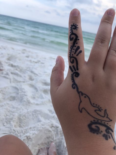 Henna Designs Dolphin, Dolphin Henna, Ocean Henna, Henna Fun, Small Henna Tattoos, Cute Henna Tattoos, Small Henna, Dolphins Tattoo, Henna Inspo