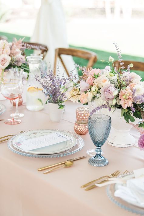 How To Set An Instagram-Worthy Dinner Table+#refinery29 Linen Inspiration, Summer Table Settings, Rachel Parcell, Tablescape Inspiration, Spring Tablescapes, Table Scapes, Table Talk, Party Inspo, Summer Tables