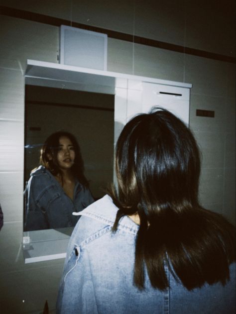 Leaning On Sink Pose, Lazy Photoshoot Photo Ideas, Indoor Flash Photoshoot, Cinematic Bedroom Shots, Selfie Ideas Instagram At Home Night, Emotions Aesthetic Photography, Bathroom Selfie Aesthetic, Flash Photos Aesthetic, Bathroom Poses