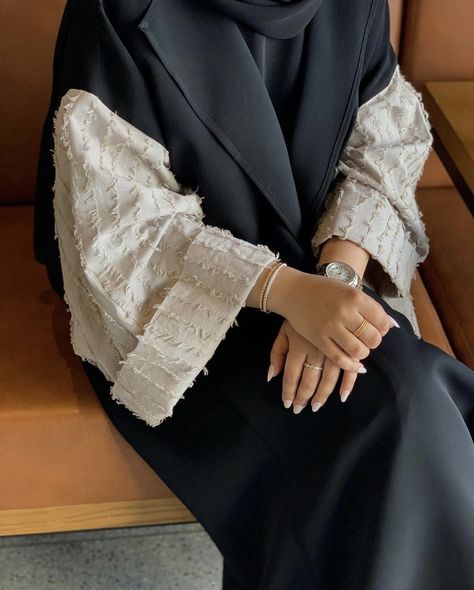 Black And White Abaya, Cream Abaya, Abaya Fashion Modern, White Abaya, Muslimah Fashion Casual, Abaya Designs Latest, Abaya Fashion Dubai, Abaya Outfit, Abaya Black