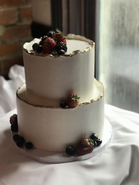 Rough Edge Wedding Cake, Gold Edge Wedding Cake, Gold Edge Cake, Rough Edge Cake, Wedding Cake Berries, Gold Brushed Cake, Cake With Gold, Cake Gift, Designer Cakes