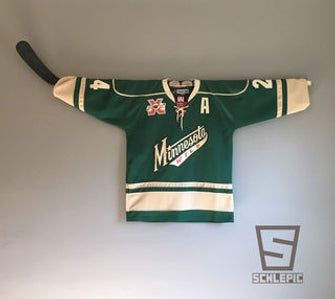 Removable Hockey Jersey Wall Mount: 4 Steps (with Pictures) Hockey Themed Room, Hockey Stick Furniture, Hockey Stick Crafts, Hockey Man Cave, Hockey Room Decor, Hockey Diy, Hockey Crafts, Quotes Girlfriend, Hockey Bedroom