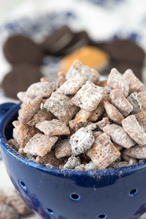 Peanut Butter Cookies ‘n Cream Muddy Buddies Easy Puppy Chow Recipe, Easy Puppy Chow, Biko Recipe, Reindeer Chow, Muddy Buddies Recipe, Muddy Buddy, Puppy Chow Recipes, Peanut Butter Snacks, Small Batch Baking