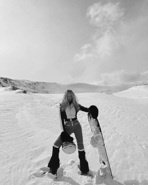 Snowboard Girl Aesthetic, Europe Winter Fashion, Snowboard Aesthetic, Girls Ski Trip, Ski Trip Aesthetic, Mode Au Ski, Ski Pics, Ski Trip Outfit, Shea Marie