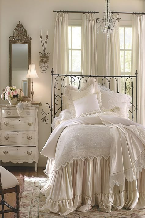 Vintage Farmhouse Bedroom Ideas - Timeless Decor Inspirations Chic Bedding Ideas, Metal Bed Frame Bedroom Ideas, Metal Bed Frame Bedroom, Vintage Farmhouse Bedroom, Timeless Bedroom, Farmhouse Bedrooms, Farmhouse Bedroom Ideas, Shabby Chic Room, College Apartment Decor