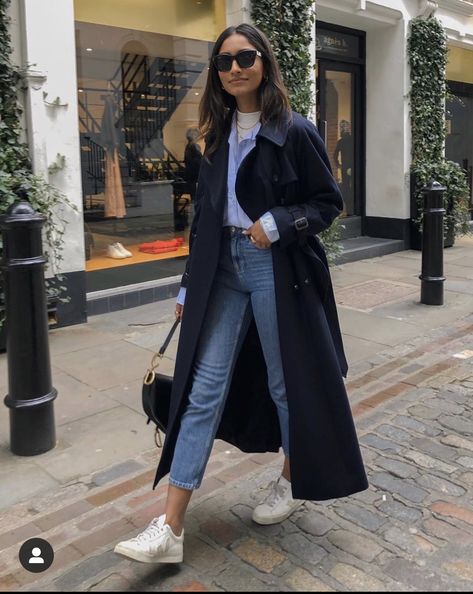 Black Trench Coat Outfit Winter, Trench Coat Outfit Winter, Long Black Trench Coat, Long Coat Outfit, Pijamas Women, Trench Coat Outfit, Walking Down The Street, Winter Fashion Outfits Casual, Trench Coat Black