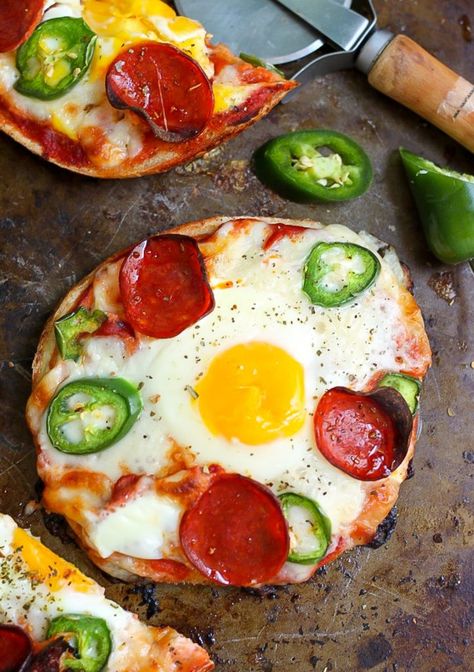 Breakfast Pizza Bagels, Bagel Pizza Recipe, Pizza Bagel, Cooking Pork, Ways To Cook Eggs, Pizza Bagels, Breakfast Bagel, Bagel Recipe, High Protein Breakfast