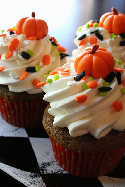 Pumpkin Cupcakes Halloween Torte, Fall Cupcakes, Halloween Sprinkles, Pumpkin Decorations, Halloween Baking, Pumpkin Cupcakes, Pumpkin Spice Cupcakes, Halloween Desserts, Halloween Cupcakes