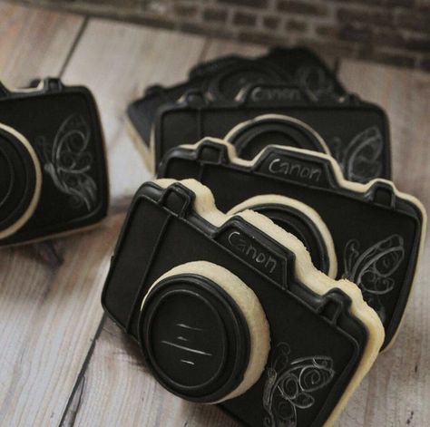 Canon Camera Cookies. Cookies Decoradas, Crazy Cookies, Royal Iced Cookies, Fondant Cookies, Iced Sugar Cookies, Sugar Cookie Designs, Cookie Icing, Pretty Cookies, Creative Cookies