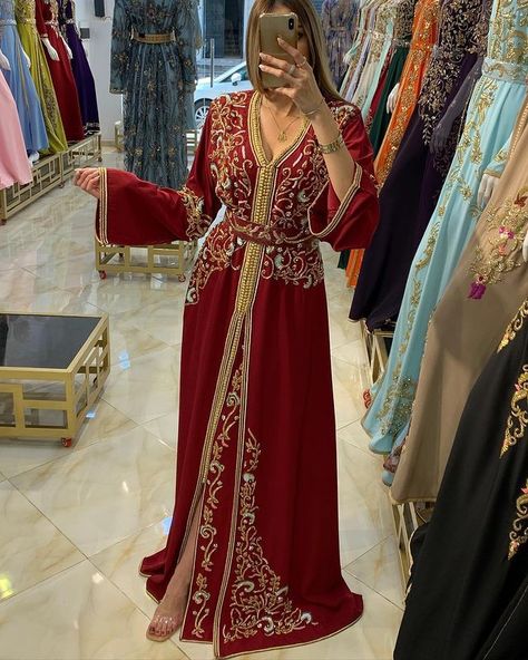 Ramadan Photoshoot, Arabian Outfit, Algerian Dress, Eid Abaya, Morrocan Fashion, Kaftan Wedding, Moroccan Kaftan Dress, Algerian Culture, Arabian Dress