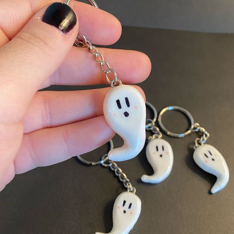 Polymer clay ghost keychain Soft Clay Keychain, Clay Small Ideas, Air Dry Clay Keychain Ideas, Clay Keychain Ideas, Air Dry Clay Keychain, Polymer Clay Ghost, Bff Keychain, Clay Ghost, Ghost Keychain