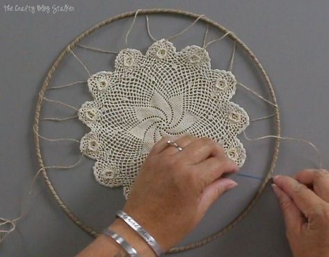 Make your own beautiful Dream Catcher to protect you from bad dreams. The Daydream craft kit comes with everything you need to DIY dreamcatcher decor. Diy Dream Catcher, Doily Dream Catchers, Atrapasueños Diy, Lace Dream Catchers, Doily Art, Dream Catcher Patterns, Dream Catcher Tutorial, Wall Art Tutorial, Beautiful Dream Catchers