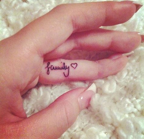 31 Cool Inner Finger Tattoos to Inspire You Inner Finger Tattoo, A Small Tattoo, Cute Finger Tattoos, Tato Henna, Finger Tattoo For Women, Finger Tattoo Designs, Family Tattoo, Meaningful Tattoo, Hawaiian Tattoo