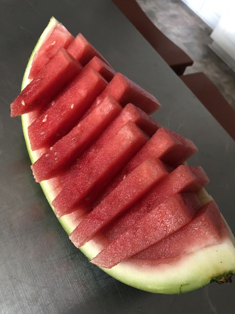 Creative ways to cut watermelon.. Food presentation Watermelon Slices For Party, Ways To Cut Watermelon, Watermelon Carving Easy, Cut A Watermelon, Carved Fruit, Baby Birthday Photoshoot, Ramadan 2023, Watermelon Carving, Cut Watermelon