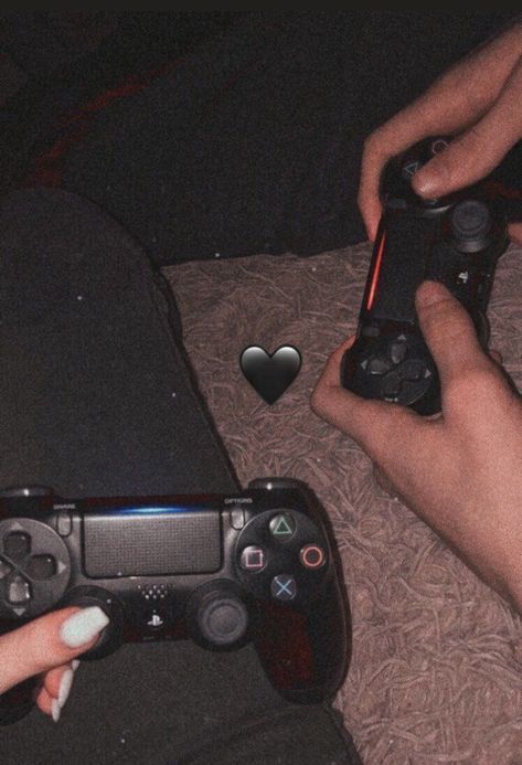 Couples Art Project, Gamer Boyfriend, Night Landscape Photography, Crown Aesthetic, Feeling Pictures, Cute Tumblr Pictures, Couple Games, Money And Happiness