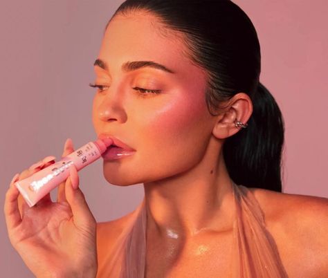 Kylie Lip Gloss, Pink Shoot, Kylie Jenner Hair, Best Instagram Feeds, Kylie Lips, Kylie Lip Kit, Makeup Icons, Beauty Water, Branding Photoshoot Inspiration