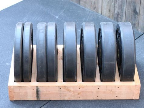 DIY bumper plate storage box - very simple to make yourself Garage Gym Organization, Bumper Plate Storage, Crossfit Home Gym, Diy Bumper, Gym Organizer, Diy Gym Equipment, Crossfit Box, Home Gym Garage, Diy Home Gym