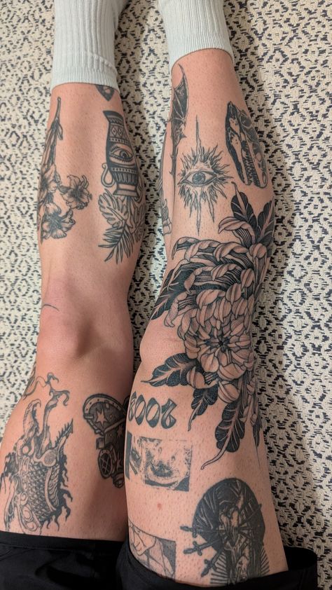 #aesthetic#tattooed age #legtattooideas #tattooideasforguys #tattooinspiration #tattoolife #tattoomodel ##gymlife #gym #gymshark #tattooed#tattoo Thigh Knee Tattoos Women, Around Knee Tattoo Men, Large Knee Tattoo, Folding Knee Tattoo, Knee Tattoos For Guys, Behind Calf Tattoo, Leg Sticker Tattoo Sleeve, Matching Calf Tattoos, Minimalistic Sleeve Tattoo