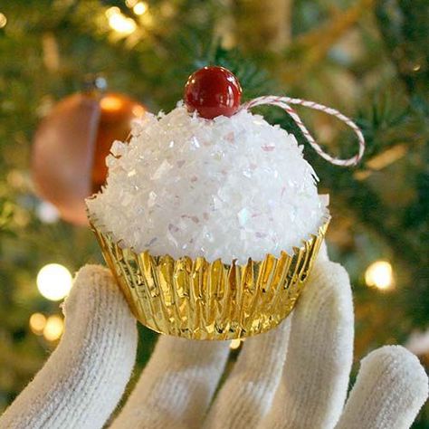 Cupcake Ornament, Diy Cupcake, Cheap Christmas Diy, Holiday Cupcakes, Oreo Cupcakes, Diy Cupcakes, Christmas Tablescape, Handmade Christmas Ornaments, Noel Christmas