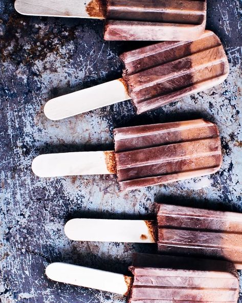 You simply cannot miss this easy and healthy recipe for homemade chocolate fudgesicles. Sweetened with dates, these fudgesicles are sugar-free and come together with only 4 ingredients. Learn how to make this delicious yet guilt-free frozen treat as the perfect summer snack! Healthy Fudgesicles, Fudge Popsicles, Homemade Chocolate Fudge, Chocolate Popsicles, Fudge Pops, Nutella Fudge, Cooking Chocolate, Frozen Chocolate, Paleo Chocolate