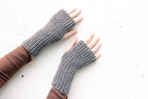 Easy fingerless gloves knitting patterns including ribbed, stockinette stitch and cabled designs. Knitting Fingerless Gloves, Outlander Patterns, Outlander Knitting Patterns, Fingerless Mittens Pattern, Fingerless Gloves Pattern, Gloves Knitting, Crochet Mitts, Fingerless Gloves Knitted Pattern, Outlander Knitting