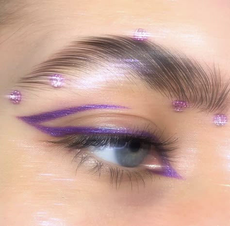 Purple Eyeliner, Maquillage On Fleek, Purple Eye Makeup, Purple Makeup, Makijaż Smokey Eye, Eye Makeup Designs, Purple And Silver, Edgy Makeup, Makeup Eye Looks