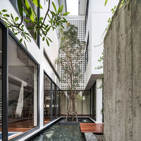 Nonthaburi Thailand, Air Well, Interior Courtyard, Building Skin, Mansion Exterior, Huge Houses, Architect Magazine, Modern Mansion, Tropical House