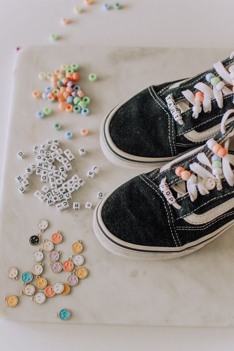 Beaded Laces On Shoes, Beads On Shoelaces, Beaded Shoelaces, Shoelace Ideas, Beaded Converse, Alt Shoes, Beaded Shoes, Cute Canvas, Diy Charms