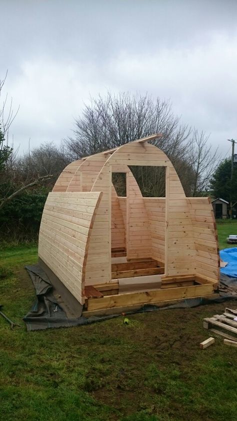 Camping pod in progress Building A Wooden House, Building A Sauna, Arched Cabin, Build A Shed, Hut House, Camping Pod, Pod House, Barndominium Ideas Exterior, Barndominium Ideas Floor Plans