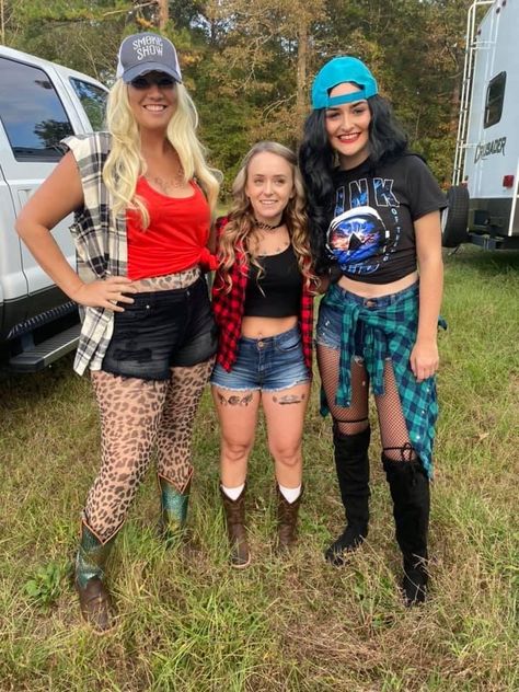 #whitetrashbash #whitetrashoutfit Trailer Park Costume Women, Hillbilly Party Costumes Women, Kamping Kitsch Outfit, Trailer Trash Aesthetic Outfit, Red Neck Outfit, Red Neck Outfit Ideas, Trailer Park Aesthetic Outfit, Trailer Trash Outfit, Red Neck Party Ideas Costume